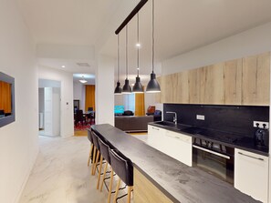 Kylskåp, mikrovågsugn, ugn och diskmaskin