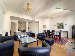 TV - Bright air-conditioned flat in the city centre (Nice)