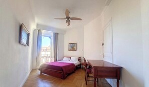 3 habitaciones, tabla de planchar con plancha, wifi y ropa de cama 