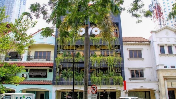 A multi-story building with balconies, a no parking sign, and a white car parked in front. - Super OYO Capital O 217 A1 Hotel (Sambikerep)
