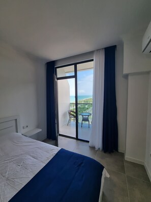 Escritorio, espacio para trabajar con laptop y wifi gratis 