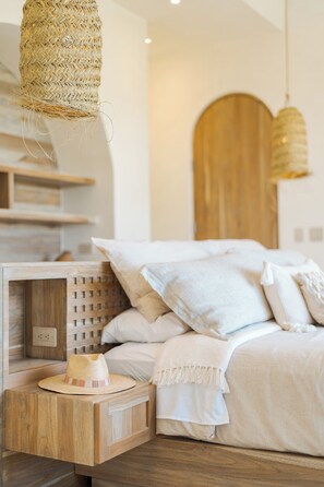 9 bedrooms, travel cot, WiFi, bed sheets