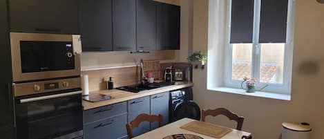 Frigorifero, microonde, forno, piano cottura