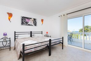 10 slaapkamers, een strijkplank/strijkijzer, wifi, beddengoed