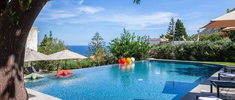 Lämmitetty uima-allas