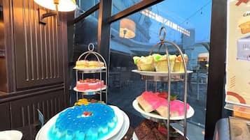 Una presentación de postres con múltiples niveles de pasteles y dulces.