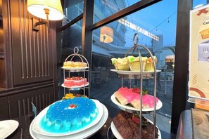 Una presentación de postres con múltiples niveles de pasteles y dulces.