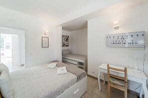 4 bedrooms, iron/ironing board, Internet, bed sheets