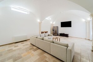 Una Smart TV, una chimenea