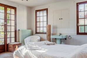 11 chambres, fer et planche à repasser, accès Internet, draps fournis