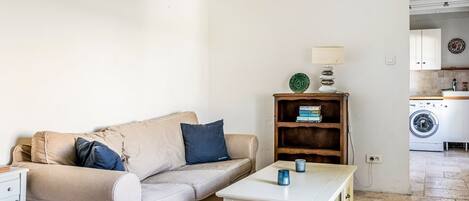 Smart-tv, een open haard en een tafeltennistafel