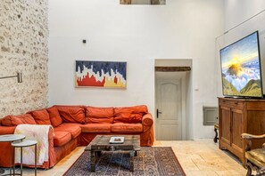 Smart TV, caminetto, tavolo da ping pong