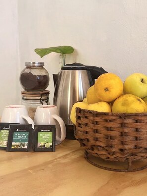 1 makuuhuone, minibaari (osa tuotteista ilmaisia), silitysrauta/-lauta