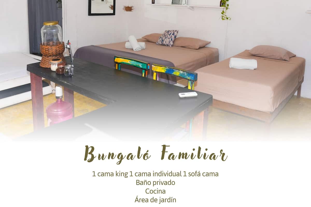 Familjebungalow - flera sängar - kök - utsikt mot trädgården | 1 sovrum, minibar med vissa gratis produkter och strykjärn/strykbräda