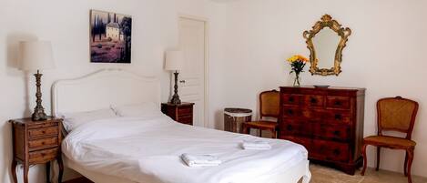 9 bedrooms, iron/ironing board, Internet, bed sheets