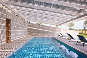 Lämmitetty uima-allas