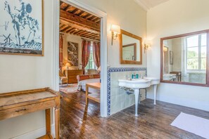 6 habitaciones, tabla de planchar con plancha, internet y ropa de cama 