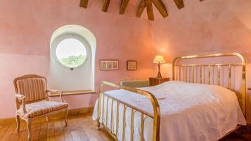 6 bedrooms, iron/ironing board, internet, bed sheets