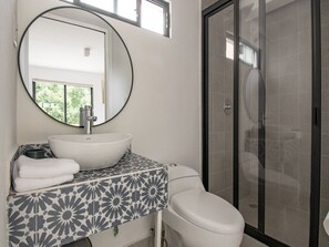 Deluxe tweepersoonskamer, 1 tweepersoonsbed | Badkamer | Een douche, gratis toiletartikelen, een haardroger, handdoeken