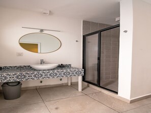 Kamar Double Standar, 1 Tempat Tidur Double | Kamar mandi | Shower, perlengkapan mandi gratis, pengering rambut, dan handuk