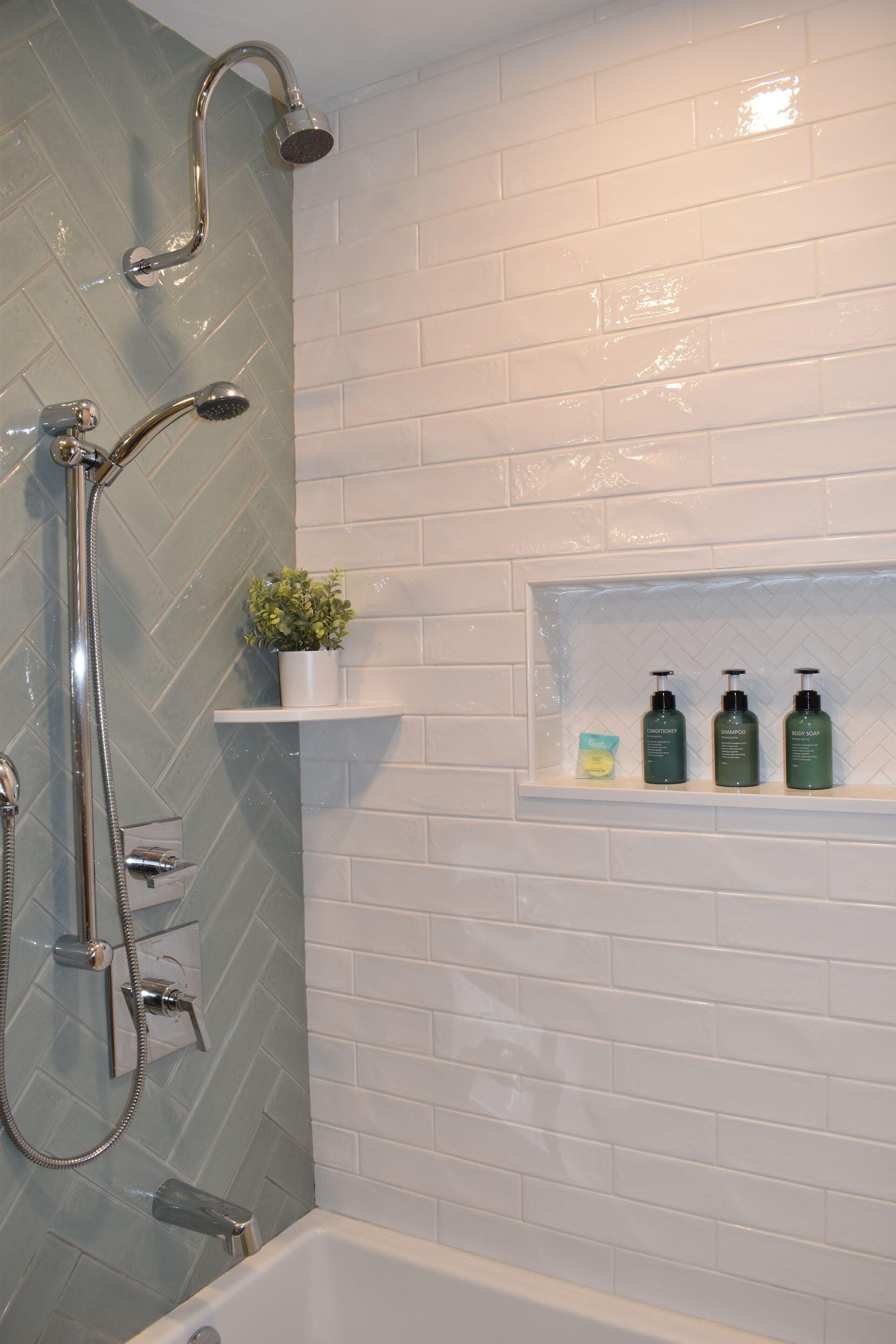 Secadora de cabello, toallas, jabón, papel de baño 