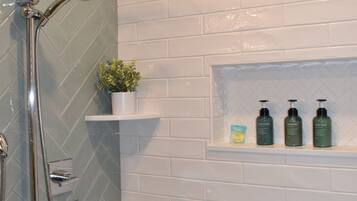 Secadora de cabello, toallas, jabón, papel de baño