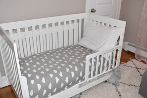 2 bedrooms, iron/ironing board, travel cot, WiFi - NEW Charming Walk to beach 2-bedroom Coastal Home (Hull)