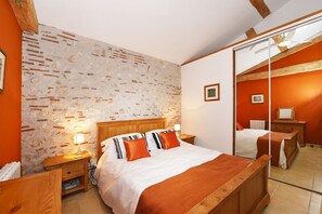 3 bedrooms, iron/ironing board, Internet, bed sheets