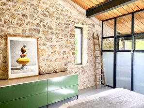 6 habitaciones, tabla de planchar con plancha, internet y ropa de cama 