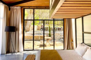 6 bedrooms, iron/ironing board, internet, bed sheets