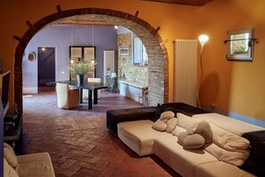 Fireplace, DVD player