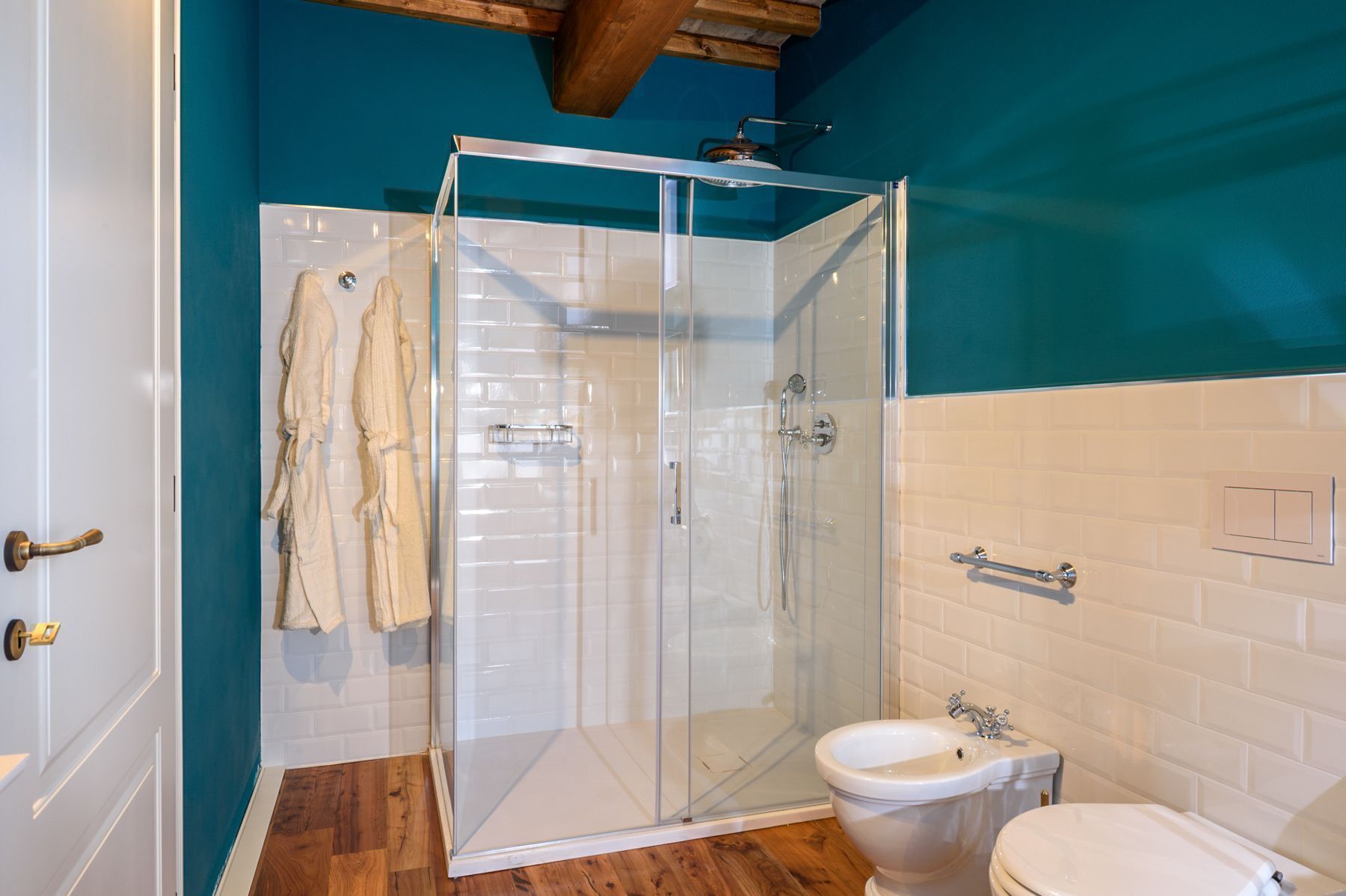Ein Badezimmer mit Glasdusche, Toilette und Waschbecken.