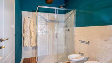Ein Badezimmer mit Glasdusche, Toilette und Waschbecken.