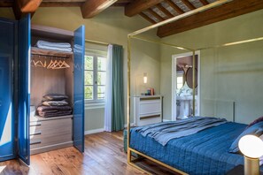 6 slaapkamers, een strijkplank/strijkijzer, internet, beddengoed