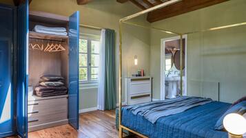 6 bedrooms, iron/ironing board, bed sheets