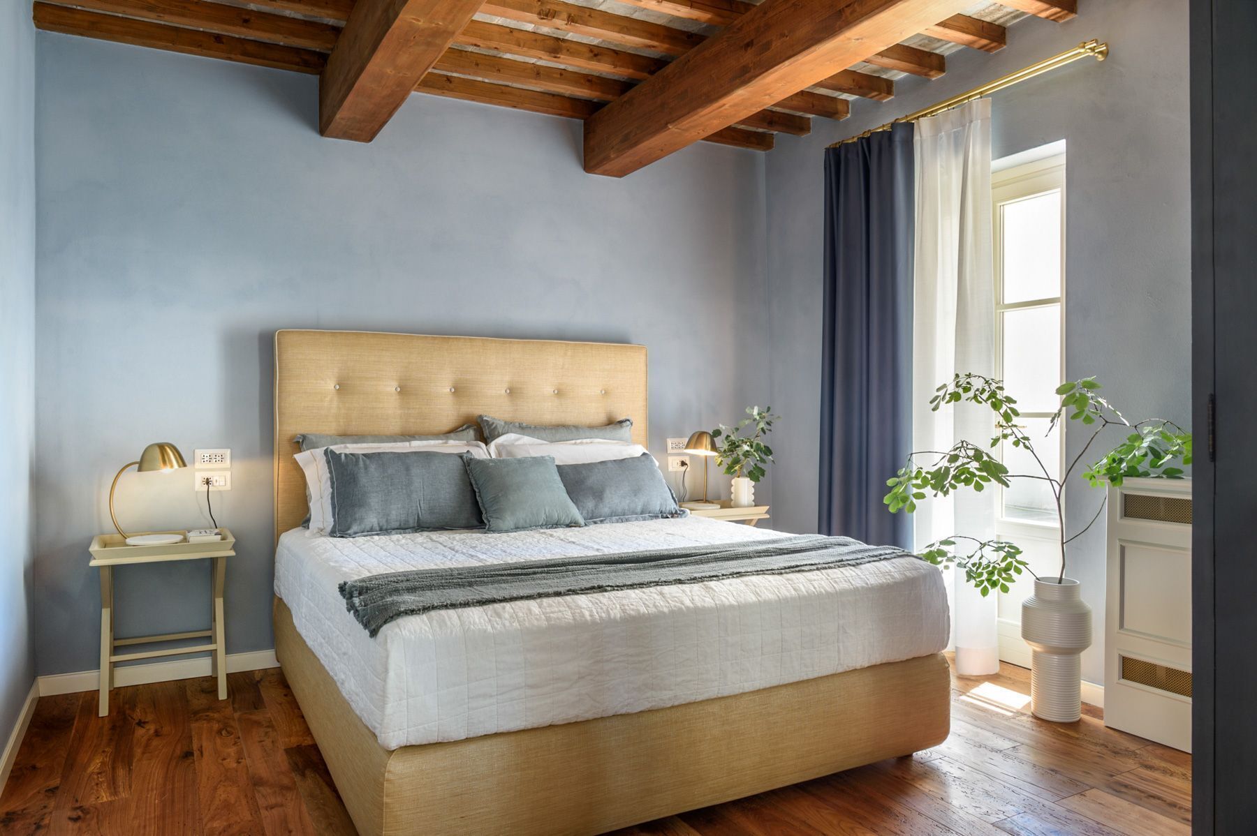 6 dormitorios, tabla de planchar con plancha, ropa de cama