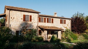 A stone building with a covered porch and multiple windows. - Villa Condotti - Five Bedroom Villa, Sleeps 12 (Montone)