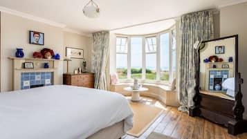 5 Schlafzimmer, Schreibtisch, Bügeleisen/Bügelbrett, Reisekinderbett