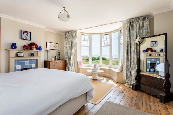 5 Schlafzimmer, Schreibtisch, Bügeleisen/Bügelbrett, Reisekinderbett