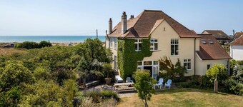 Sunshine House - Five Bedroom Villa, Sleeps 11