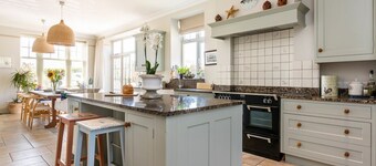 Sunshine House - Five Bedroom Villa, Sleeps 11
