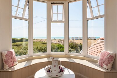 Sunshine House - Five Bedroom Villa, Sleeps 11