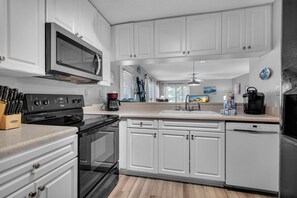 Appartamento, letti multipli (Beachview 107) | Cucina privata | Forno, tostapane, carta assorbente