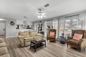 Apartment, Mehrere Betten (Beachview 107) | Wohnbereich | Fernseher