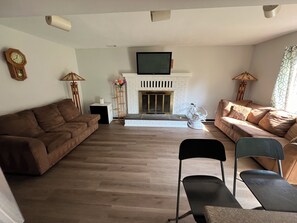 電視、壁爐、書籍