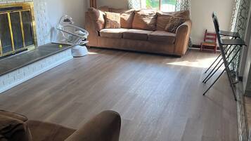 Een televisie, een open haard en boeken