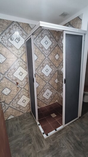 City Apartment | Bathroom | Shower, soap, shampoo, toilet paper - Apart Guerrero (Puerto Iguazú)