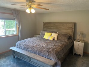 2 bedrooms, iron/ironing board, WiFi, bed sheets - Watkins Lake House With Large Lot And Dock (Watkins)