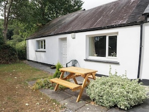Outdoor dining - Holly Cottage, Newcastle Emlyn (Newcastle Emlyn)