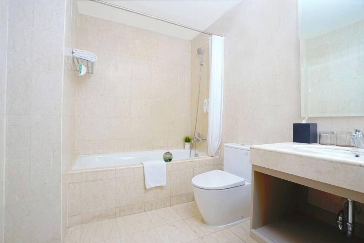 Une salle de bain moderne avec une baignoire, des toilettes et un lavabo.